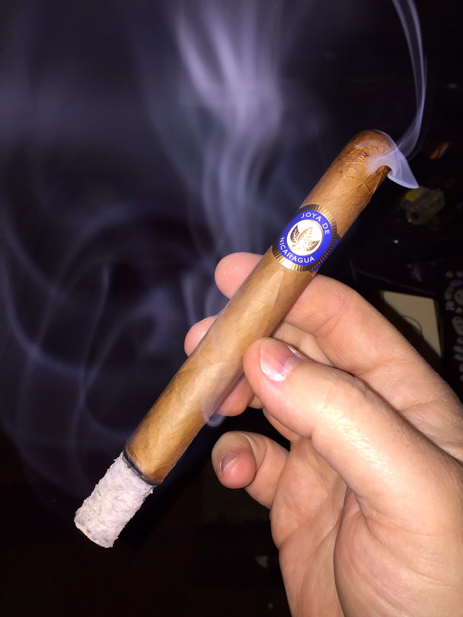cigarsmoke's tweet photo. #nowsmoking @joyacigars Joya de Nicaragua No.1 #Joyadenicaragua #cigarsmoke #smokesignals #LightAndWrite #CigarMedia 📸 #CigarOasis 🌴 #cigar #cigars #BOTL #SOTL #EnjoyTheSmoke 💨 https://t.co/iuBTcDkIep