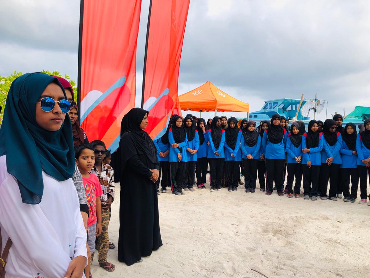 Dhiraagu's tweet photo. We just concluded a beach cleanup and awareness programme in Sh.Feydhoo together with the NGO Feydhoo Environment Development Association, students of Feydhoo School and the local community. We also distributed our reusable bags to households.
#RethinkReduceReuse #ForTheOceans https://t.co/y7sbIKonRd