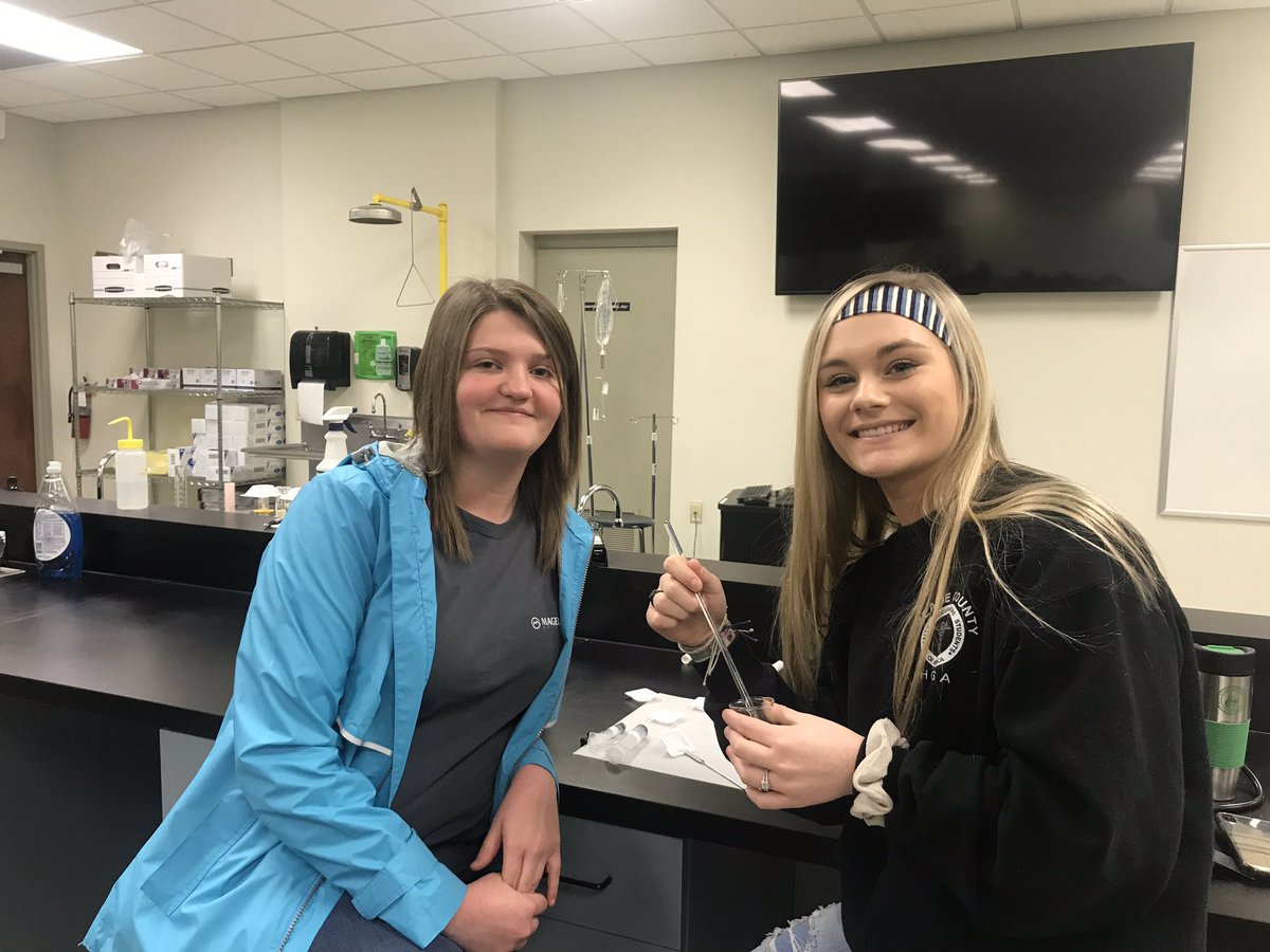 MeadeHosa's tweet photo. Making chapstick!  #pharmacyfieldtrip #meadehosa @MEADECOUNTYHIGH https://t.co/anf1OWX8kc