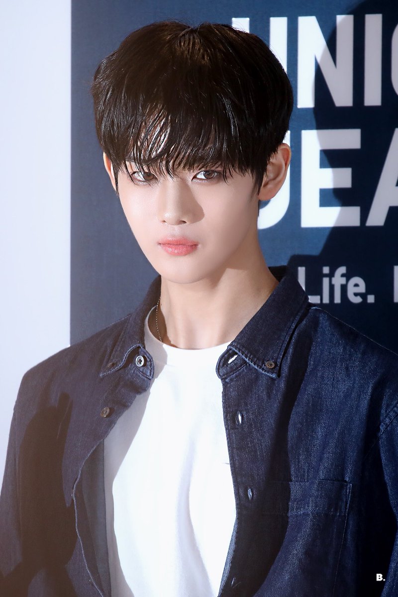 bbb_0510's tweet photo. 190314 유니클로 런칭 #배진영 배슈스 https://t.co/XU1oHy4oYl