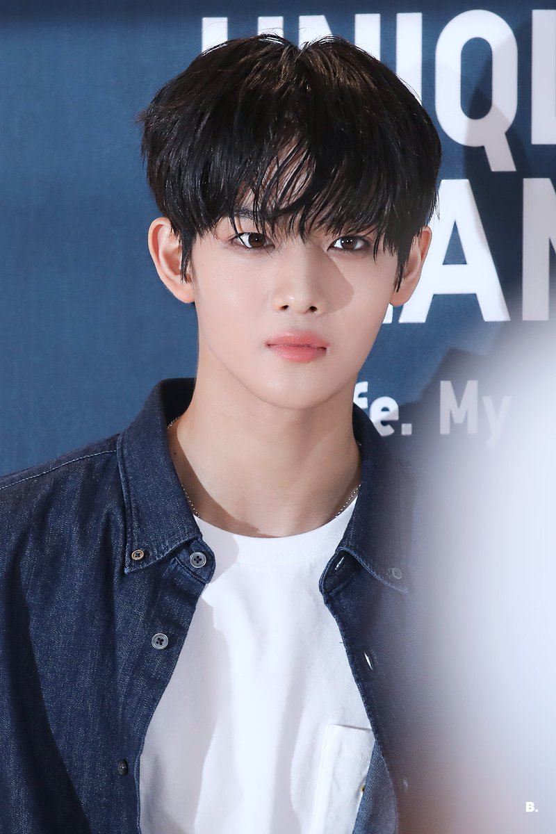 bbb_0510's tweet photo. 190314 유니클로 런칭 #배진영 배슈스 https://t.co/XU1oHy4oYl