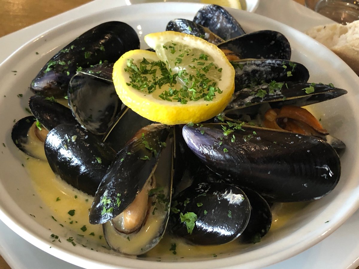 Averyslondon's tweet photo. #Superb Bowl of Fine #Mussels in a #White #Wine and #Cream Sauce Enjoyed at #TheGrumpyMole #Oxted @Averyslondon https://t.co/A87kOaHtu6