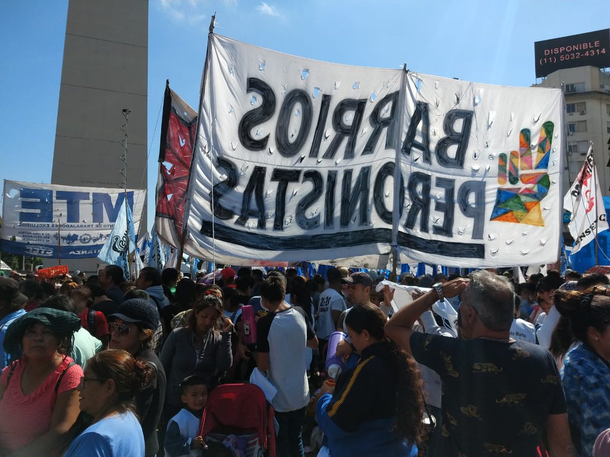 JorgeMenesesOK's tweet photo. Los Movimientos Populares realizaron una asamblea en el Obelisco p/seguir definiendo el plan de lucha por la paritaria social y para repudiar la resolución q da de baja los monotributos sociales y deja sin asistencia médica a 60 mil trabajadorxs de la Economía Popular https://t.co/ORoc8MfSUh