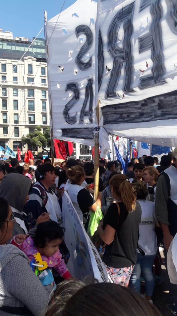 JorgeMenesesOK's tweet photo. Los Movimientos Populares realizaron una asamblea en el Obelisco p/seguir definiendo el plan de lucha por la paritaria social y para repudiar la resolución q da de baja los monotributos sociales y deja sin asistencia médica a 60 mil trabajadorxs de la Economía Popular https://t.co/ORoc8MfSUh