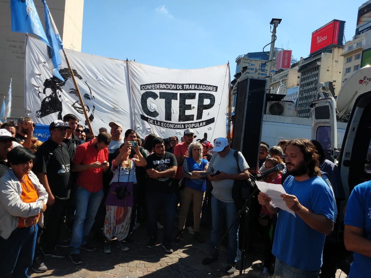 JorgeMenesesOK's tweet photo. Los Movimientos Populares realizaron una asamblea en el Obelisco p/seguir definiendo el plan de lucha por la paritaria social y para repudiar la resolución q da de baja los monotributos sociales y deja sin asistencia médica a 60 mil trabajadorxs de la Economía Popular https://t.co/ORoc8MfSUh