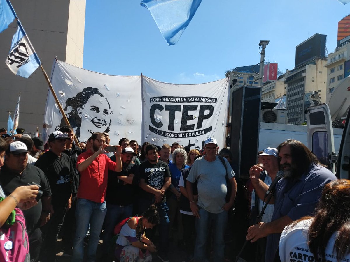 JorgeMenesesOK's tweet photo. Los Movimientos Populares realizaron una asamblea en el Obelisco p/seguir definiendo el plan de lucha por la paritaria social y para repudiar la resolución q da de baja los monotributos sociales y deja sin asistencia médica a 60 mil trabajadorxs de la Economía Popular https://t.co/ORoc8MfSUh