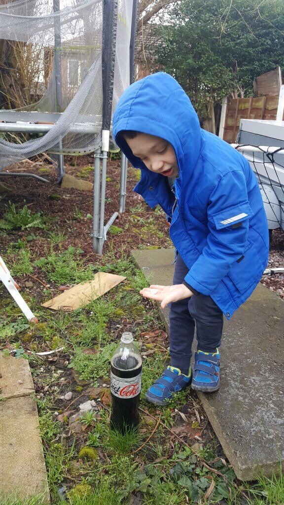 AHPA_Year1's tweet photo. Ezra's experiment for #AbbeyHeyScienceWeek , Mentos and Diet Coke explosion! https://t.co/WlEmjysC43