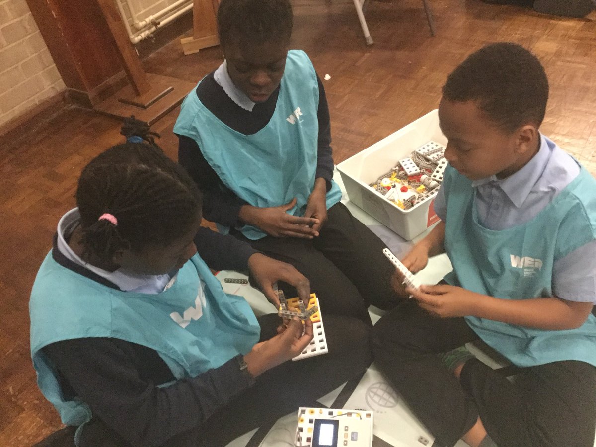 STC_SPARE2's tweet photo. Today we had a robotics workshop where we learnt how to attach and work a motor #stcstem #BSW19 https://t.co/JyKoGlrU8R