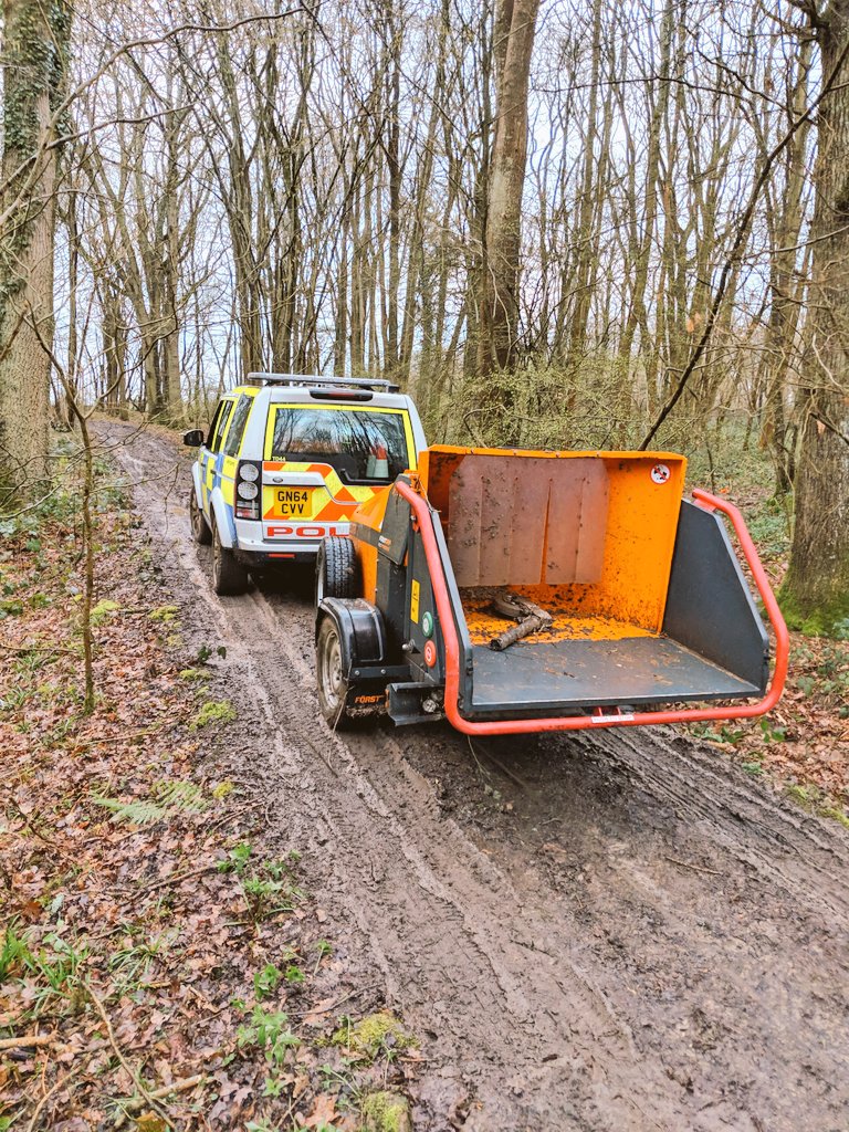KentPoliceRural's tweet photo. Our West team officers have located & recovered this stolen #defender & wood chipper on 12/03. Recovery was a challenge made alot easier with the help of a kind farmer Cad 12:602 NL
@NFUKent
#Landytheft #WeFoundIt #RuralCrime #workingWithOurCommunities #ThankYourFarmer https://t.co/prbI1Jo8Bs