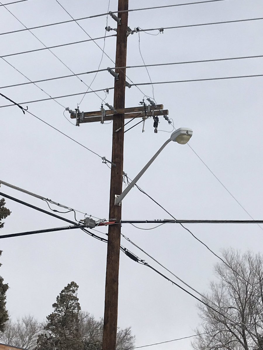 markhfoco's tweet image. Hey @XcelEnergyCO easy fix for our block! E.Bruce Randolph (34th) and Madison. Give us the power back!! #bombcyclone2019 #wannabelineman