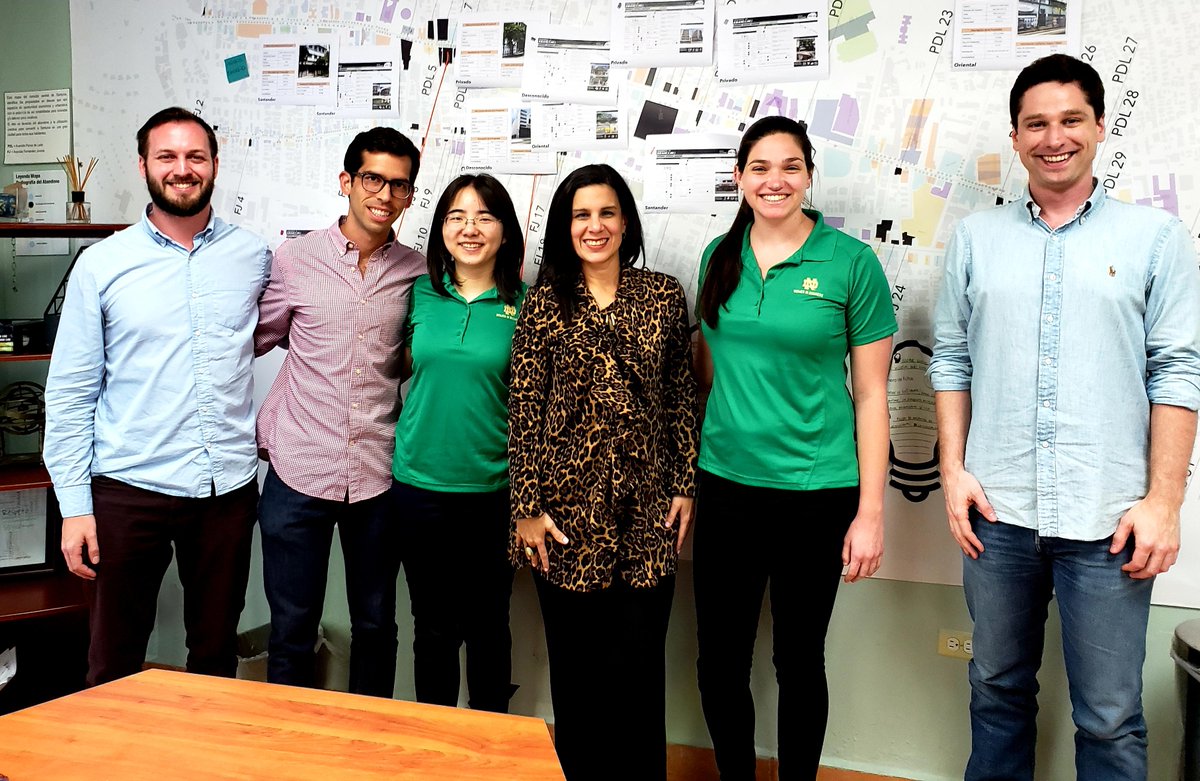 Estudiantes de Mendoza College of Business del programa <a href="/nd_mba/">Notre Dame MBA</a> de la <a href="/NDBusiness/">Mendoza College of Business</a> visitaron la #FCPR para conocer sobre los proyectos de Desarrollo Económico que trabaja la Fundación. El grupo de estudiantes realiza un estudio sobre la economía en #Santurce. ¡Adelante!