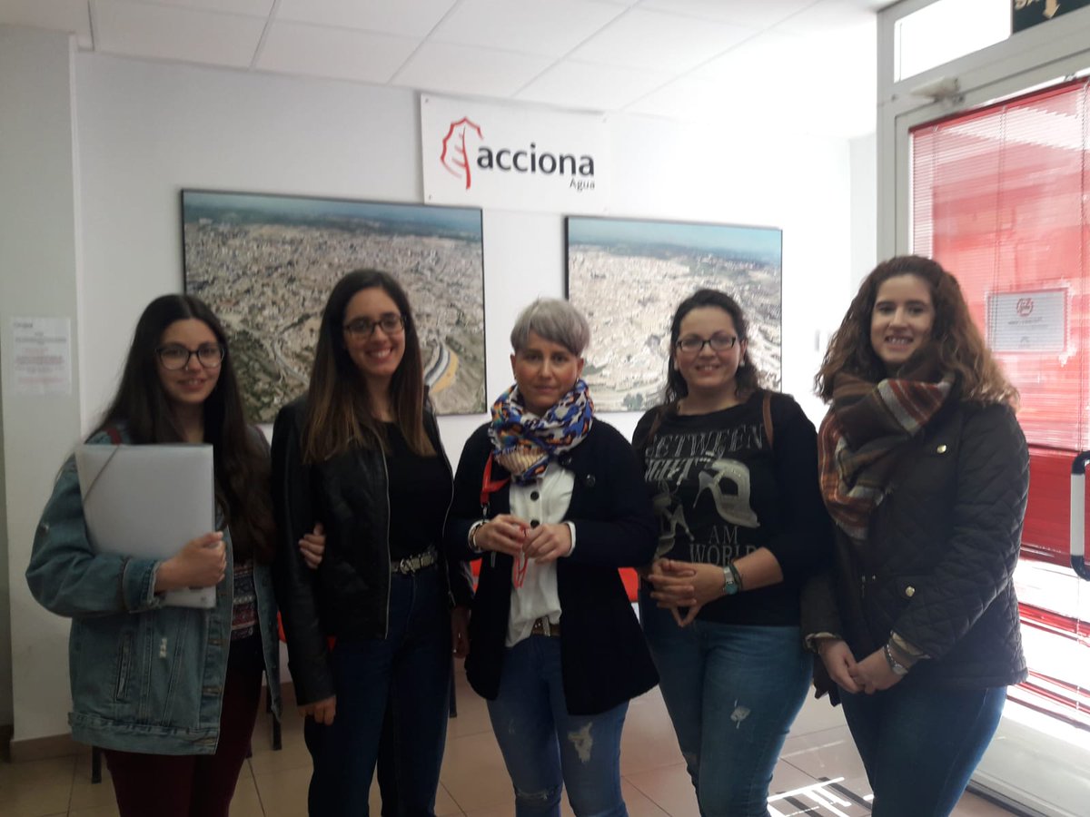 Algunas compañeras han visitado ésta mañana #Acciona para llevar su #CVs y han podido charlar con Ana, que les atendió cordialmente. Gracias por vuestro tiempo. #lanzadera #empleo