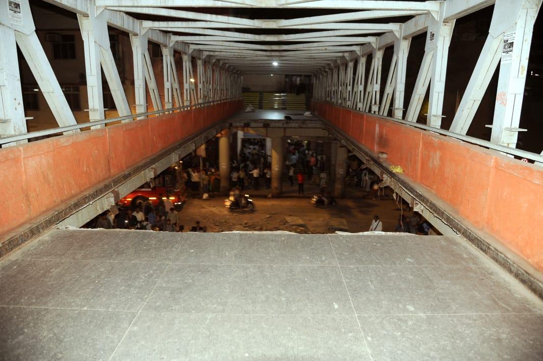 #MumbaiBridgeCollapse - 5 People died and 36 injured in one of the busiest stations in Mumbai due to over rush in the bridge