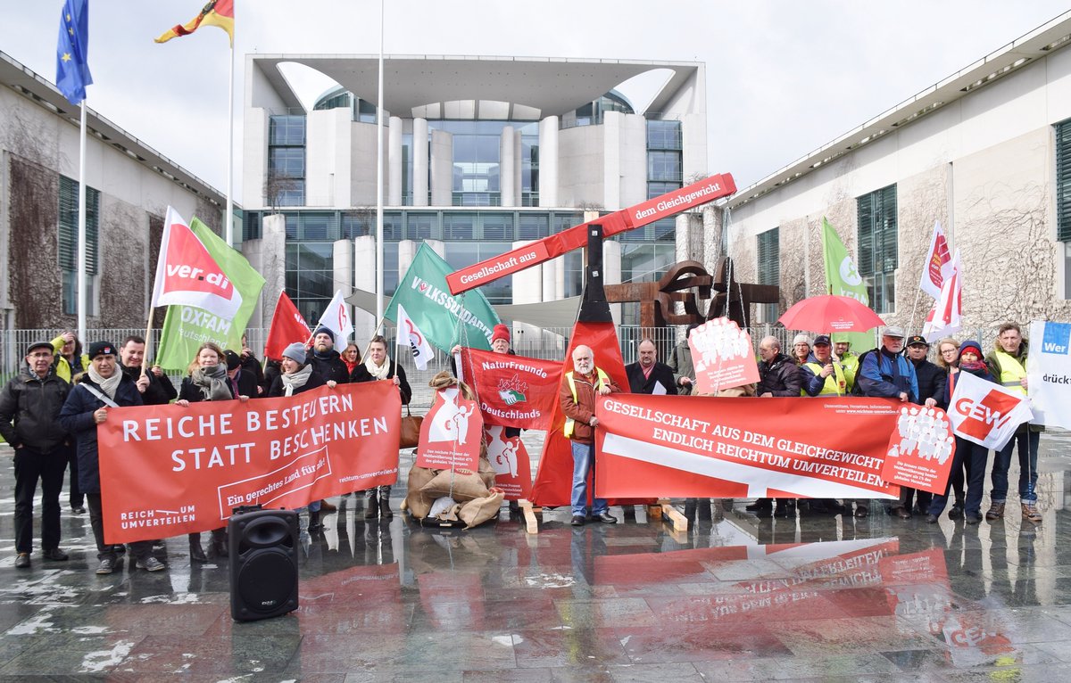 Unter dem Motto "Gesellschaft aus dem Gleichgewicht - endlich #ReichtumUmverteilen!" stellten wir der #GroKo heute vor dem Kanzleramt ein Zegnis über ihre bisherige Arbeit aus - genau ein Jahr nach der Wahl der Bundeskanzlerin.