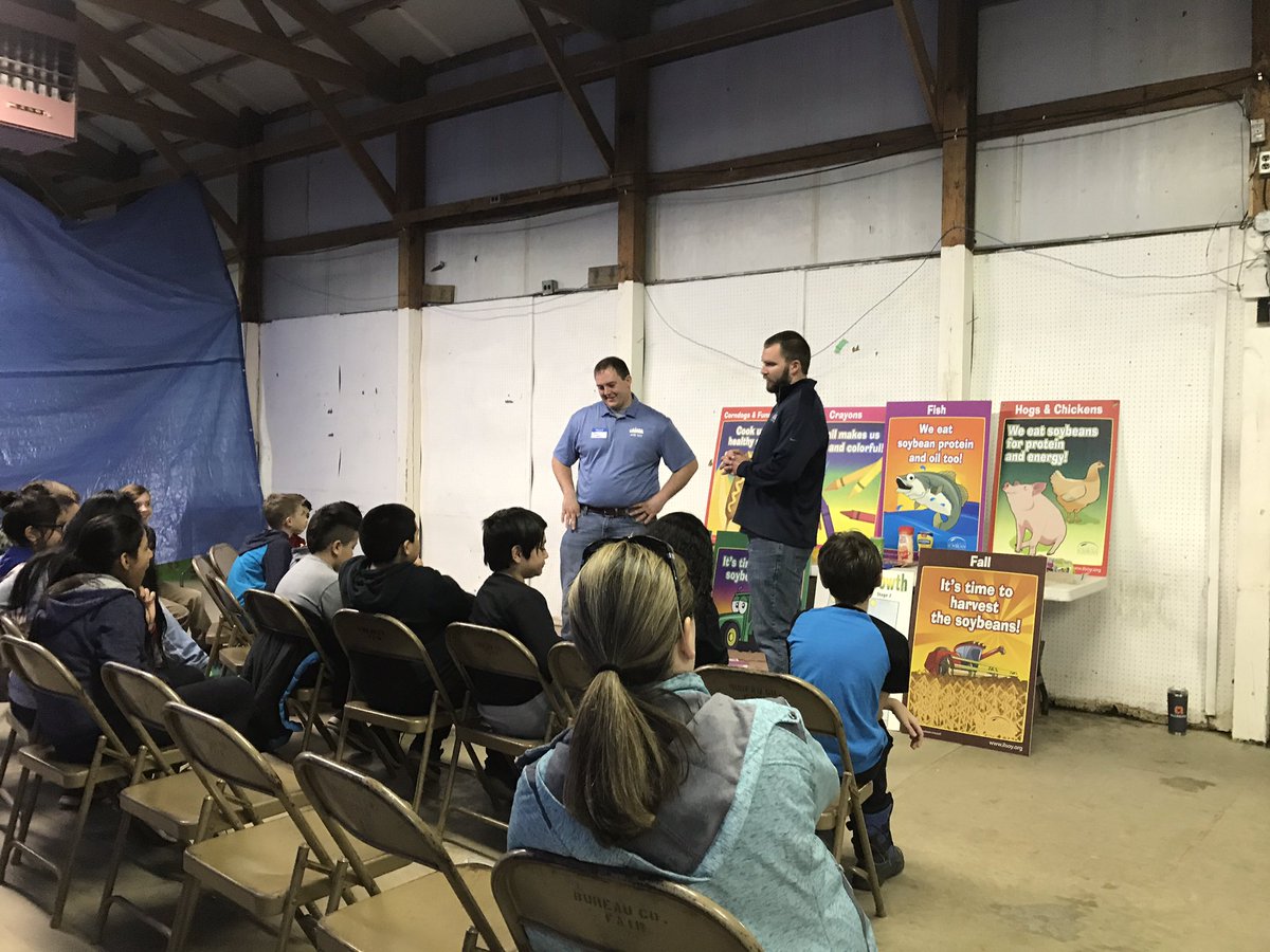 MottTevis's tweet photo. Sam &amp; Austin teaching this group of 4th graders about soybeans! @MichligGrain @SamuelLowers https://t.co/bXagZw9wDA