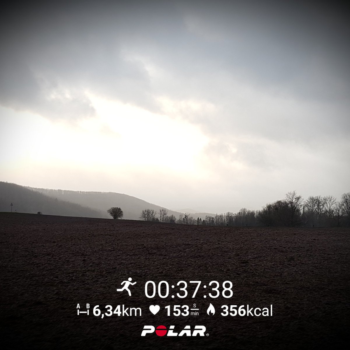 Resa584's tweet photo. Heute war #Intervalltraining dran diesmal habe ich mich von #zombies jagen lassen,  war echt spannend und etwas #gruselig.
 #PolarVantageM #zombierun #asicsfrontrunner #asicsfrontrunner2019 #momswhorun #lmg #running #beatyesterday #imoveme #Motivation https://t.co/0rSqgu4Hw5