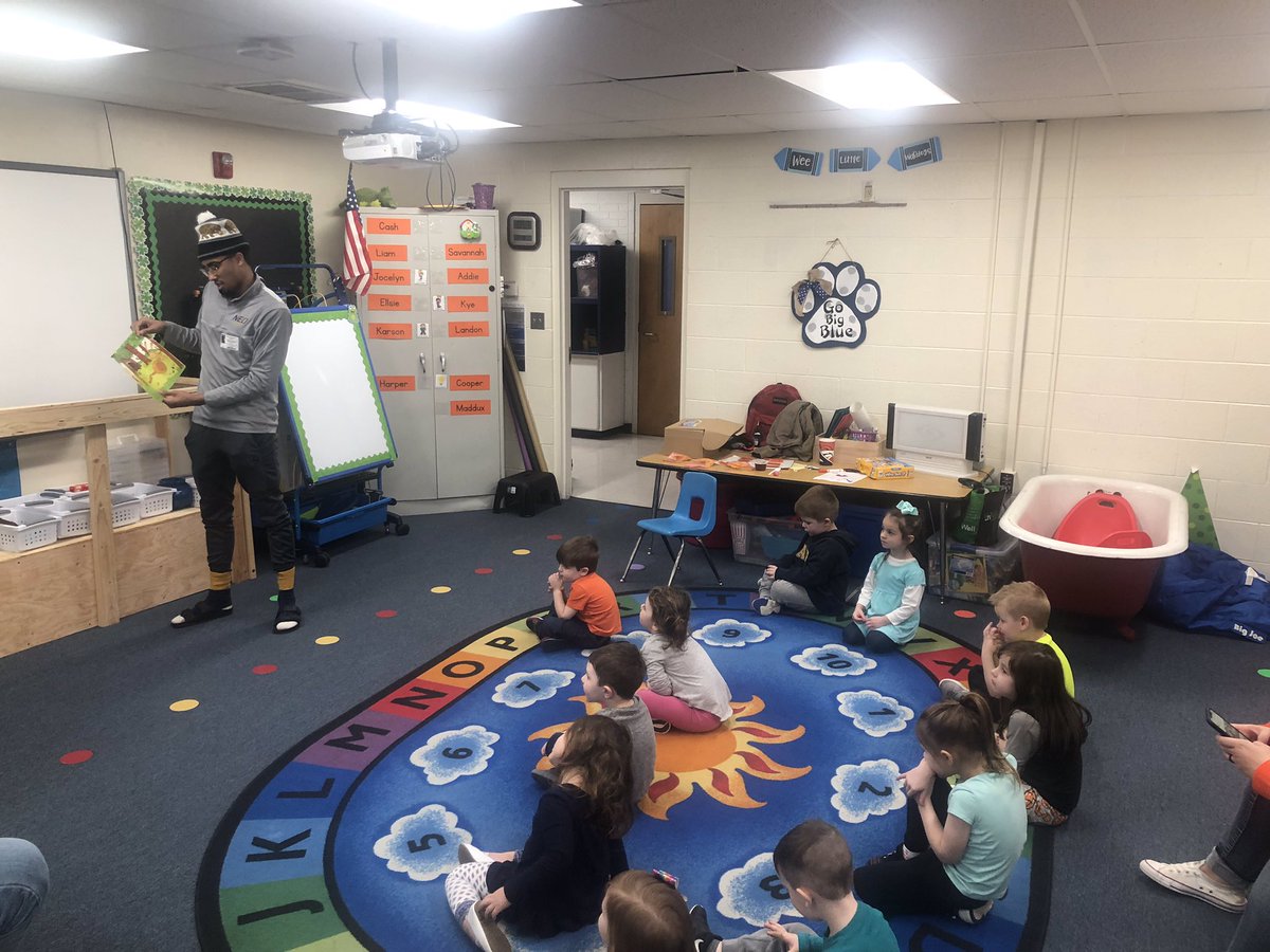 Norsemen_FB's tweet photo. Our @Norsemen_FB guys are Staying Golden!! Went and read to some students at Wilson Elementary this morning!! #StayGolden https://t.co/1IcTjY5tmG