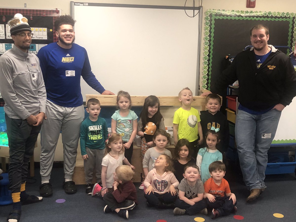 Norsemen_FB's tweet photo. Our @Norsemen_FB guys are Staying Golden!! Went and read to some students at Wilson Elementary this morning!! #StayGolden https://t.co/1IcTjY5tmG
