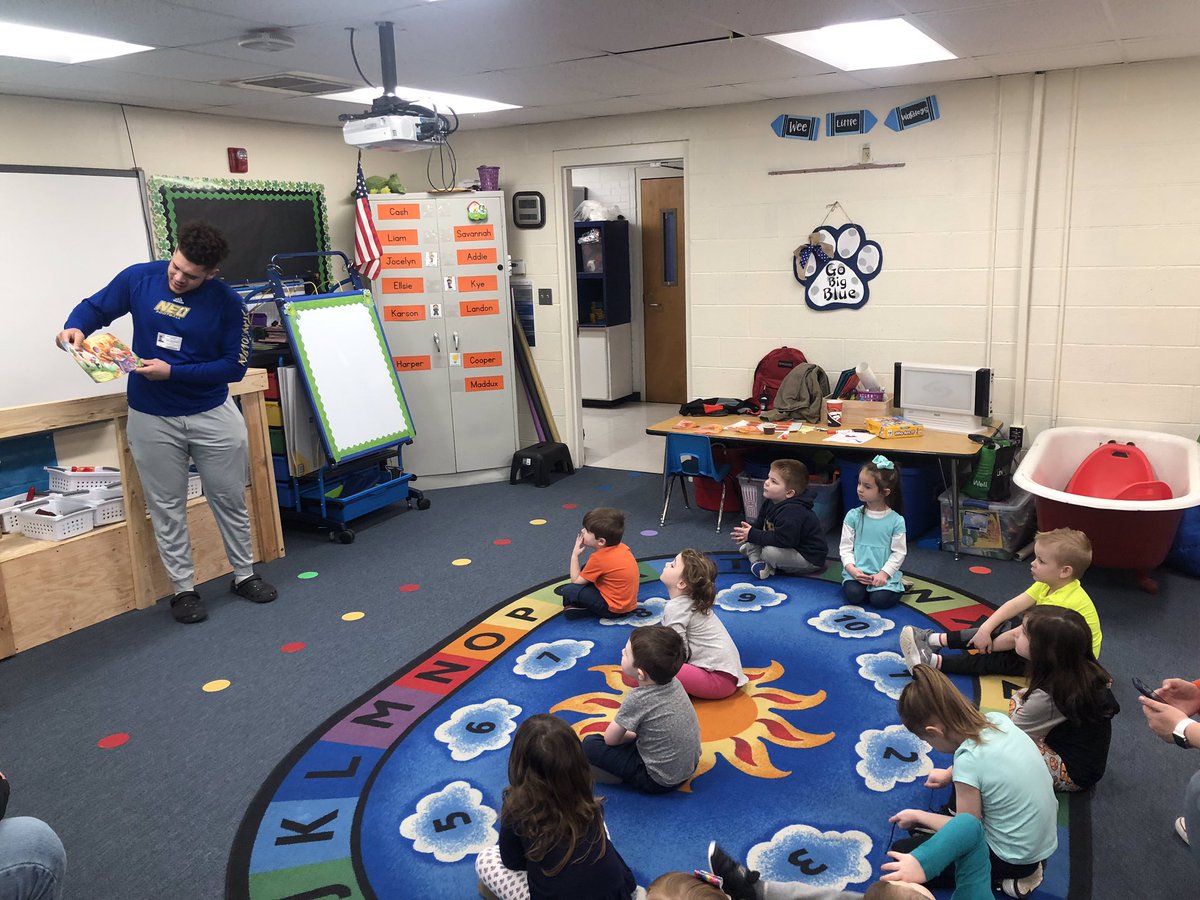 Norsemen_FB's tweet photo. Our @Norsemen_FB guys are Staying Golden!! Went and read to some students at Wilson Elementary this morning!! #StayGolden https://t.co/1IcTjY5tmG