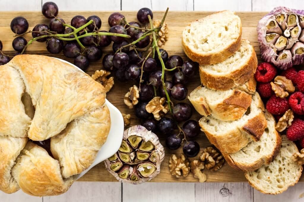 CearasKitchen's tweet photo. Have you tried this simply irresistible Vegan Baked Brie in Puff Pastry (Vegan Baked Brie en Croute) yet?!? This recipe is the STAR of every family gathering. Straight out of the oven, the cashew brie cheese is warm, gooey, and stretchy.  

Recipe: https://t.co/weVqMTnCxs https://t.co/y0YrQQwt3R