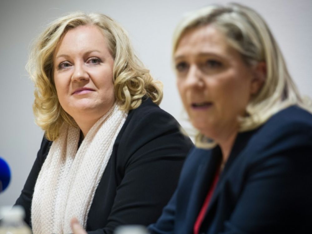remiclement_'s tweet photo. "J'ai vu des gens incapables de rédiger un texte de quelques lignes" - L'amateurisme du @RNational_off raconté par l'ex-frontiste Sophie Montel https://t.co/oTjOfQed9i https://t.co/PbCKDVU27e