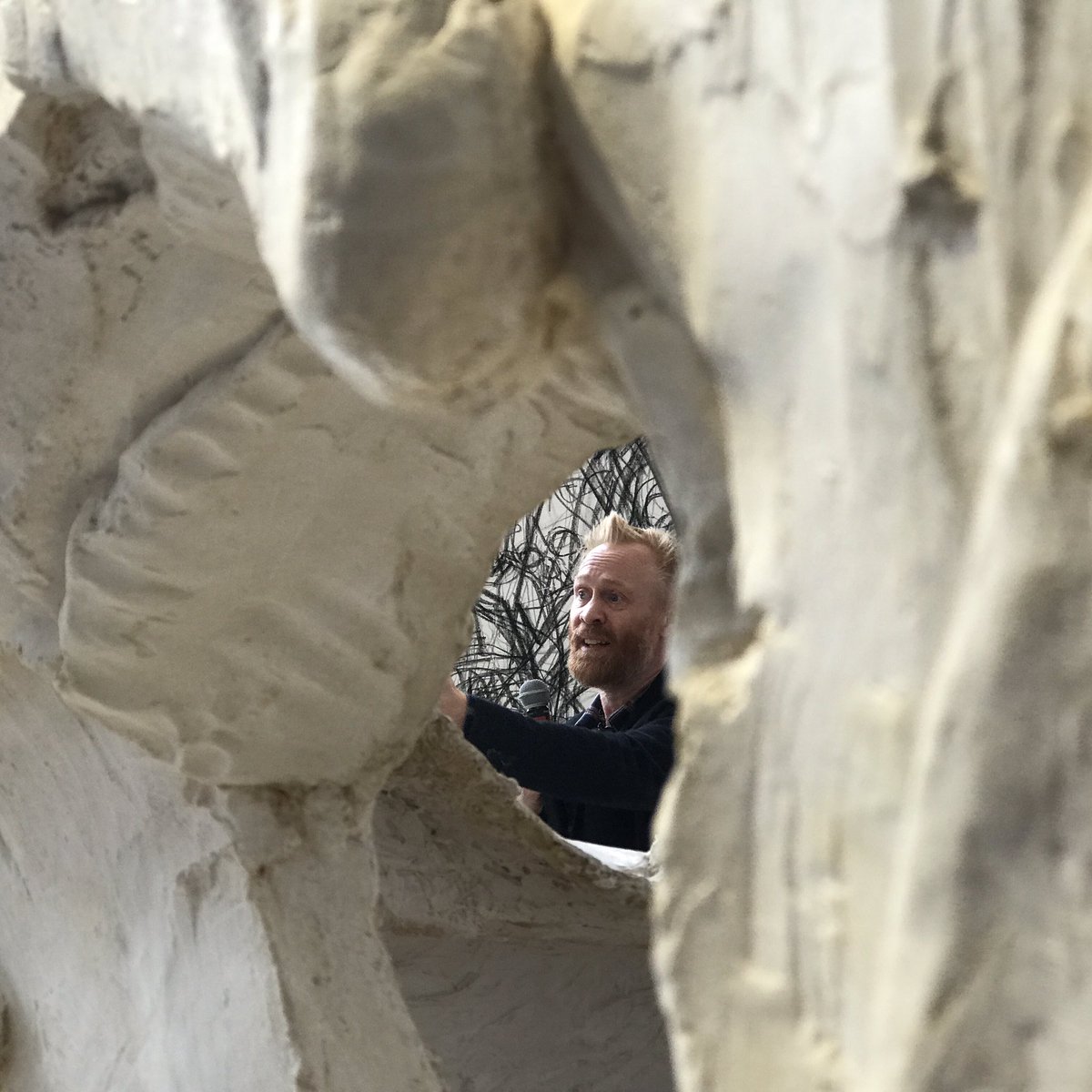 flocourthial's tweet photo. #expoHouseago @MAM : Almost human : une expo fabuleuse où des œuvres monumentales oscillant entre force et fragilité nous éblouissent. On y manipule visuellement les matériaux chéris par l’artiste peintre et sculpture, profondément humaniste. ❤️ https://t.co/L3YLY44LPR