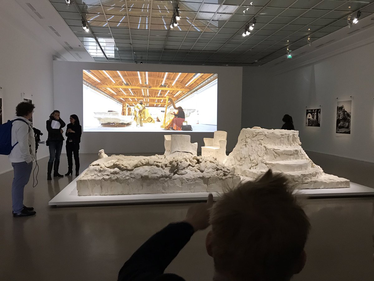 #expoHouseago <a href="/MAM/">MAM</a> : Almost human : une expo fabuleuse où des œuvres monumentales oscillant entre force et fragilité nous éblouissent. On y manipule visuellement les matériaux chéris par l’artiste peintre et sculpture, profondément humaniste. ❤️