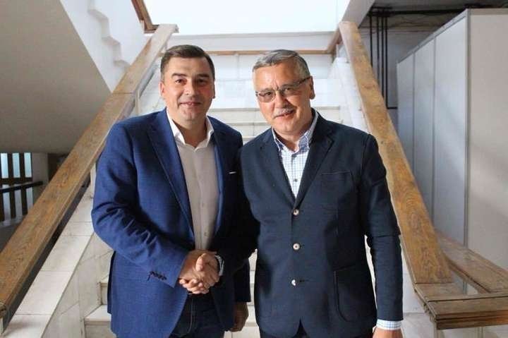 ASPI_com_ua's tweet image. Лідер партії &quot;Громадянська позиція&quot; Анатолій Гриценко та лідер партії &quot;Народний контроль&quot;, народний депутат Дмитро Добродомов підписали спільний меморандум
#новини #Гриценко #Добродомов #меморандум #вибори2019

clc.am/_btuxw