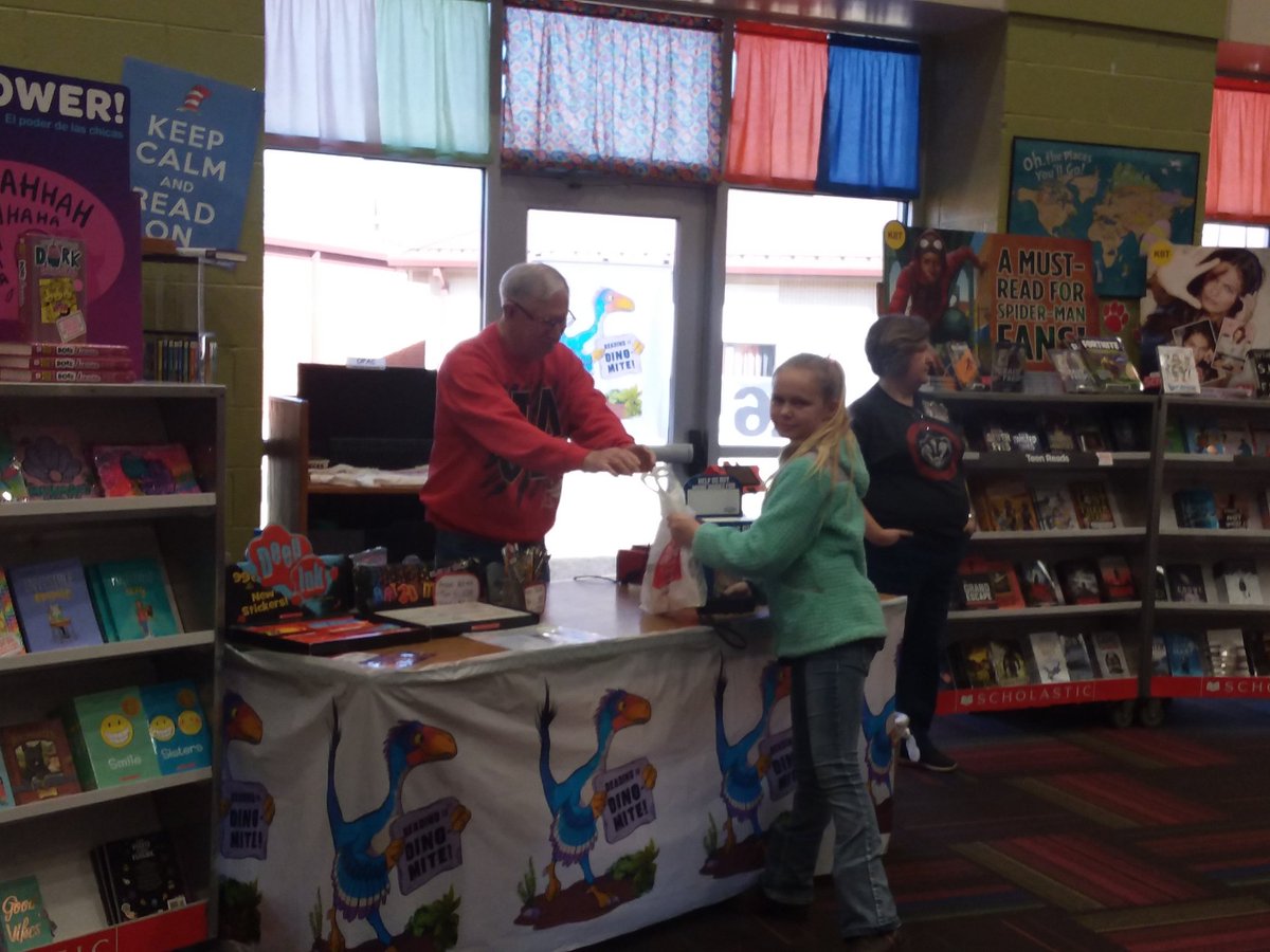 Ms_Emfinger's tweet photo. Come check out our book fair tonight! @cathykidder88 has done a great job with it as usual. 😊#bprd #UnlockYourPotential @BeebeMiddle https://t.co/sQGo5dcvX4