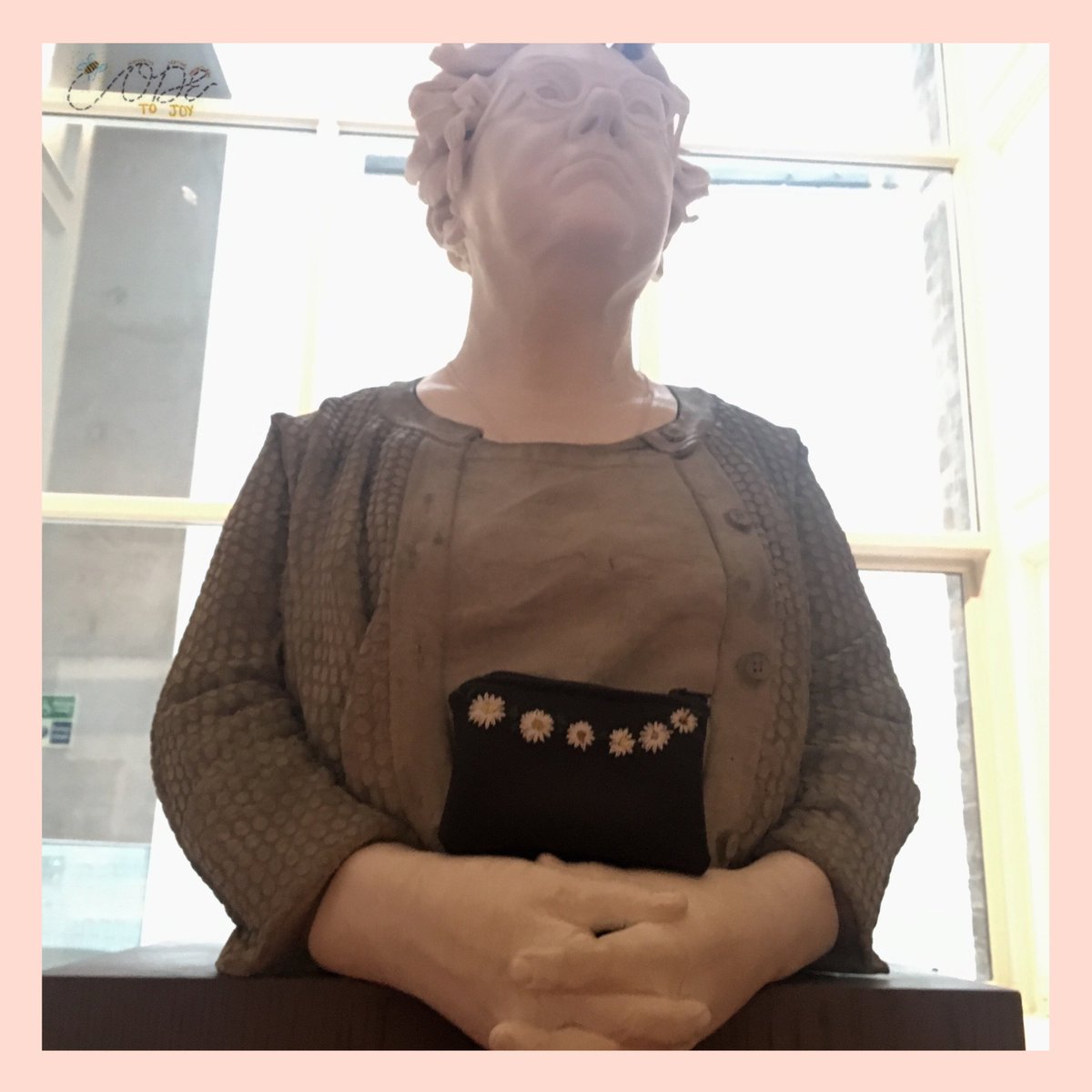 ODEToJoy14's tweet photo. A nice lady showing off our wallets :) 👛🐝
@fingalsea @StudentEntProg https://t.co/1FVutd6mlM