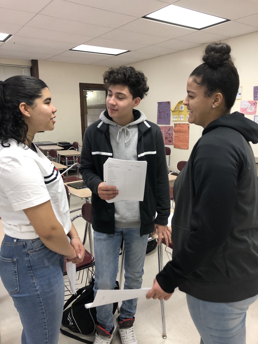 MlleLongaro's tweet photo. Today I took a leap off the deep end &amp; tried out #thenewtablesaw! . 15 minutes of 100% target language use with my 7th &amp; 9th grade classes! @DrLOutlaw @MadameGreer @WLClassroom @BayShoreMSLrnrs https://t.co/muc0atklMB