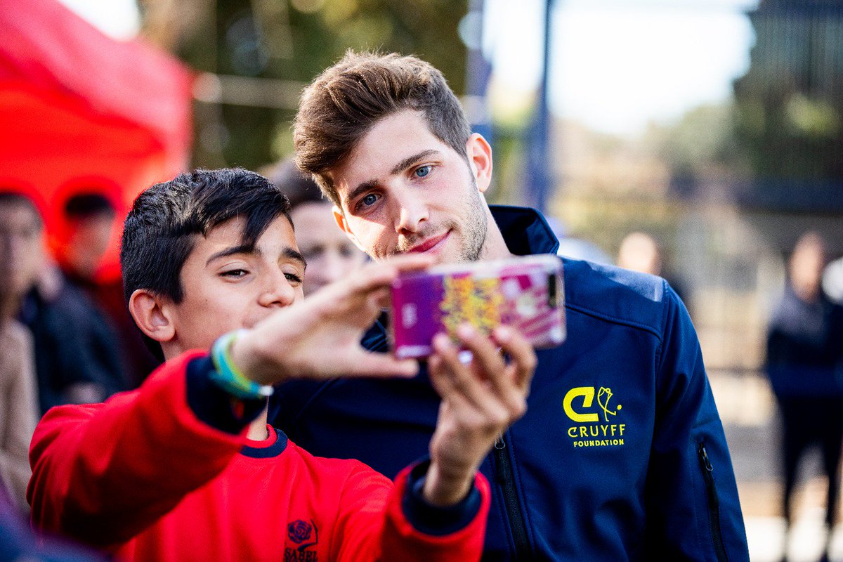 Gracias @SergiRoberto10 por tu compromiso con Reus, los valores Barça y la @FundacionCruyff 👏👏 #CreatingSpace