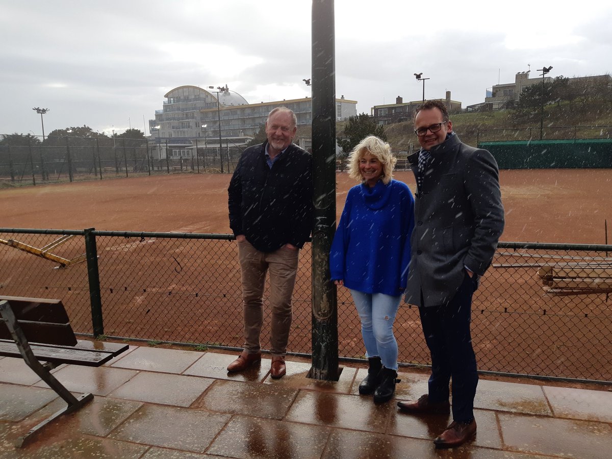 Bij Tennisvereniging Zee en Duin. Met behulp van energiescan <a href="/EnergiekeRegio/">EnergiekeRegio</a> <a href="/gemeentekatwijk/">Gemeente Katwijk</a> nieuwe LED verlichting aangeschaft. Goed voorbeeld van deze sportvereniging!