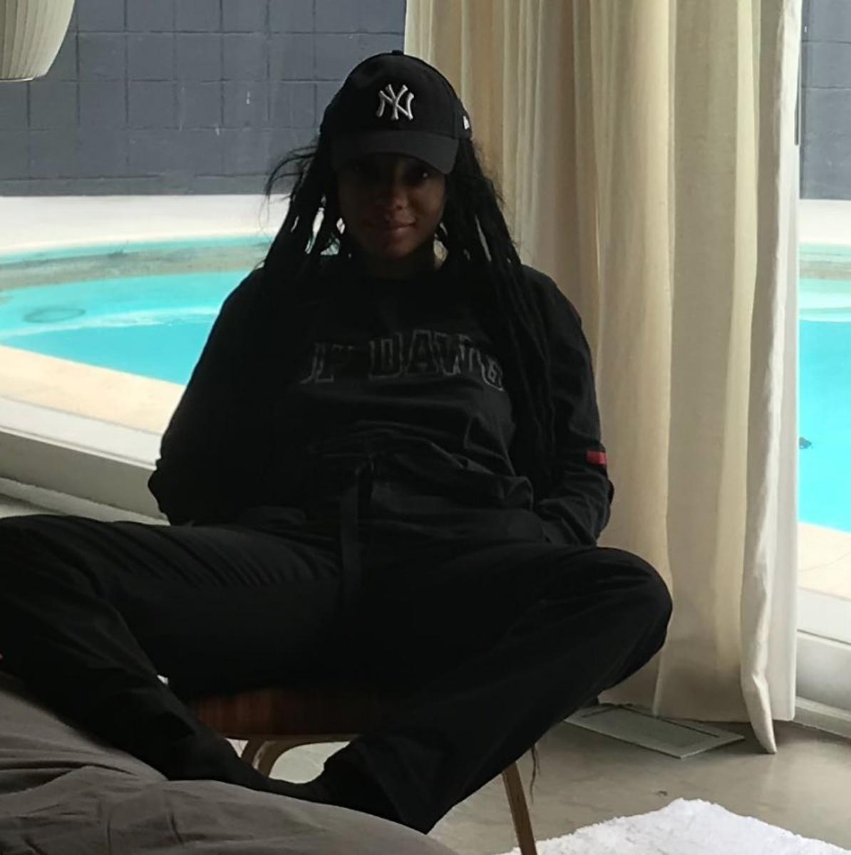 Been in the studio in the same clothes for like 3 days ..haven’t combed my hair or showered ... never felt sexier . 💁🏽‍♀️