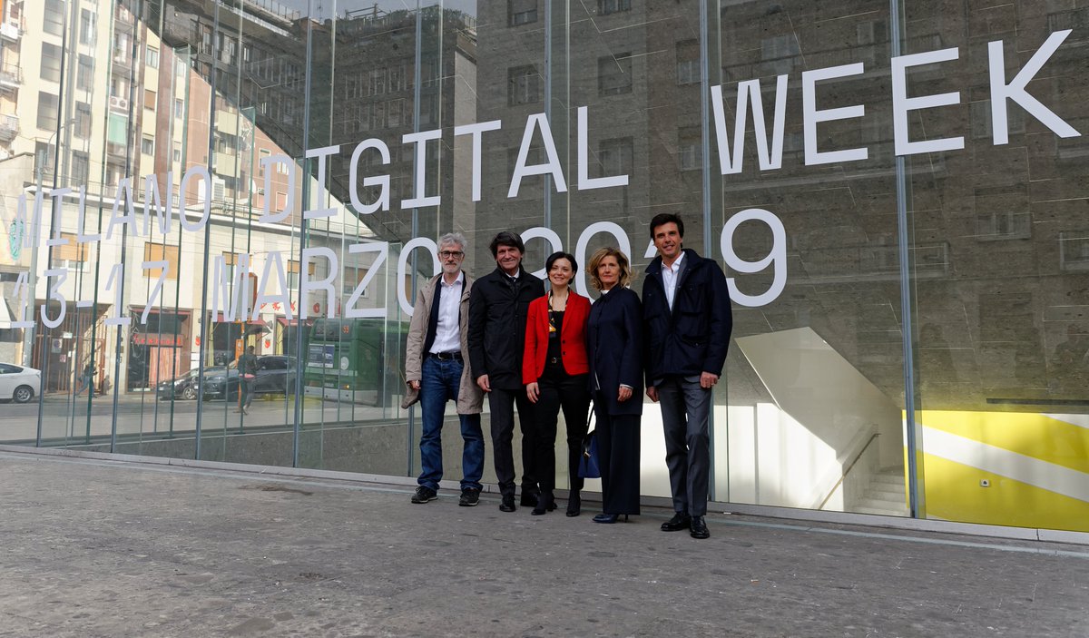 Porte aperte alla #MilanoDigitalWeek oggi in Bocconi! Qui <a href="/lucadebiase/">Luca De Biase</a>, il rettore Bocconi Gianmario Verona, il dean undergraduate Annalisa Prencipe, l'assessore per la trasformazione digitale <a href="/robi_cocco/">Roberta Cocco</a> del <a href="/ComuneMI/">Comune di Milano</a> e <a href="/carlonoseda/">Carlo Noseda</a> presidente <a href="/IABItalia/">IAB Italia</a> di fronte all'ingresso