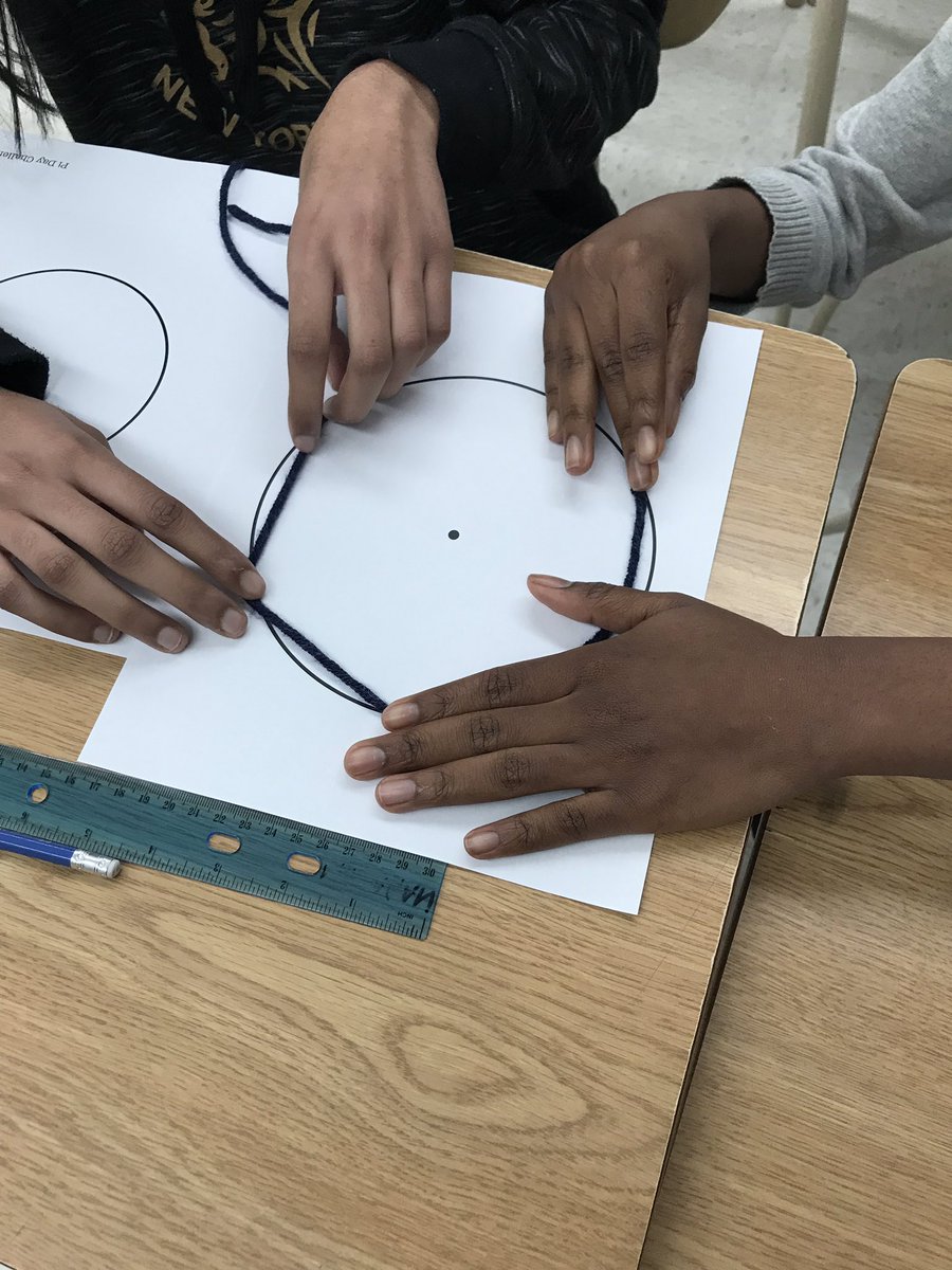 StMarkECSD's tweet photo. Great #piday Flex session. An awesome story, an engaging activity, and a sweet treat. #PiDay2019 #thinkwriteroar #ECSDfaithinpires @SynaMaclagan https://t.co/Adz9qgEsc5