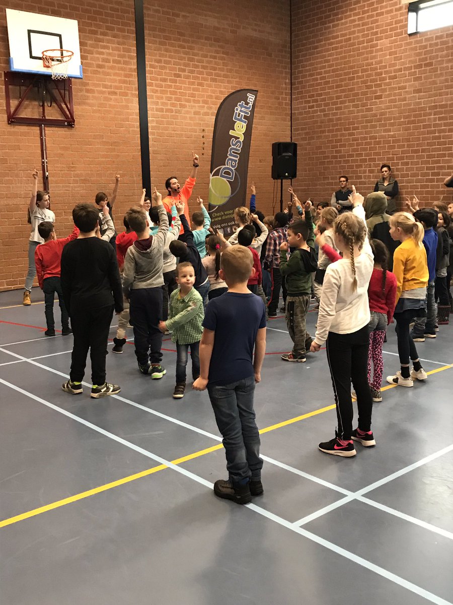marlousverbeek's tweet photo. De Wijngaard in #Huizen heeft vanmiddag het vignet van de Gezonde School voor het themacertificaat ‘Bewegen en Sport’ gekregen. Het was feest op school.
Van harte gefeliciteerd @RenatevdMooren en je team ! https://t.co/TyjPtFLf3a
