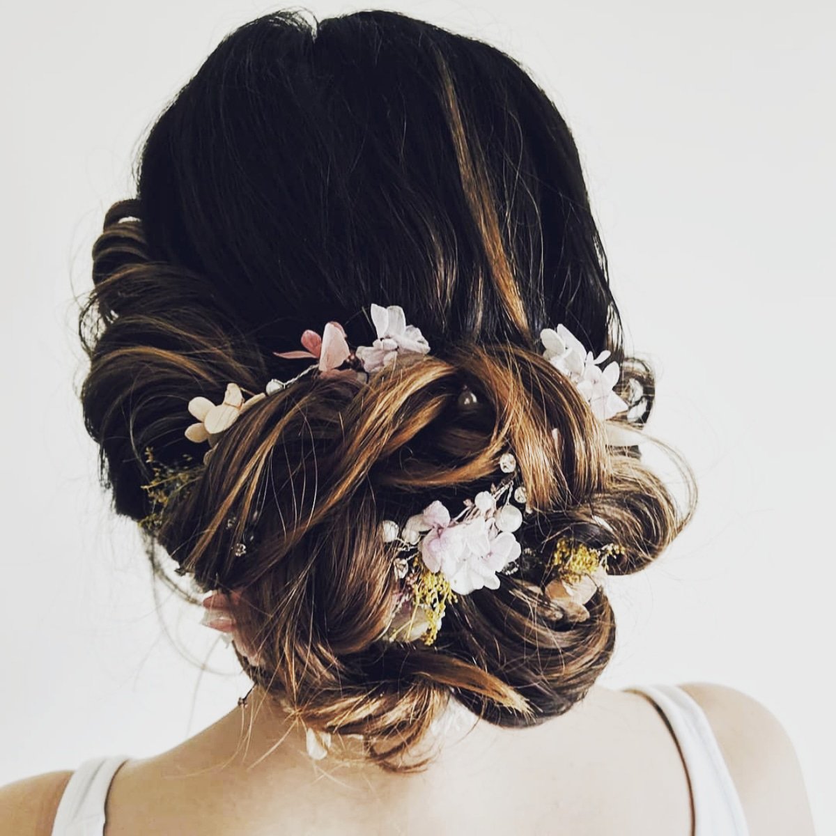 BUN HUNS // We love how Hannah Blinko Hair Stylist has used our floral hair vine, LP716 is this classic hair up style 

#linzijay #hairstyle #stylist