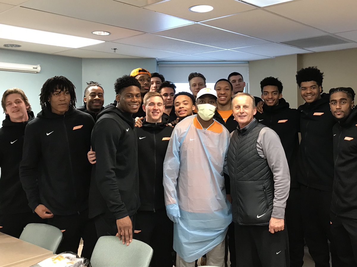 Clowfb's tweet image. The @Vol_Hoops team has some business to tend to in Nashville this week on the court, but @RickBarnesUT and the Vols made it a point to stop by @SarahCannonDocs and see former Vol great Tony White, who’s in town undergoing his bone marrow transplant. 🙏 for the Wiz.