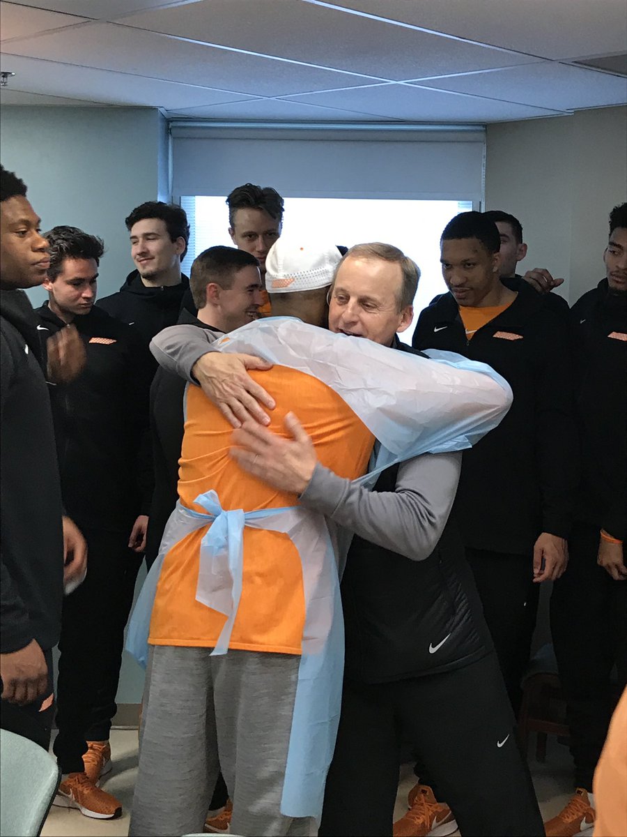 Clowfb's tweet image. The @Vol_Hoops team has some business to tend to in Nashville this week on the court, but @RickBarnesUT and the Vols made it a point to stop by @SarahCannonDocs and see former Vol great Tony White, who’s in town undergoing his bone marrow transplant. 🙏 for the Wiz.