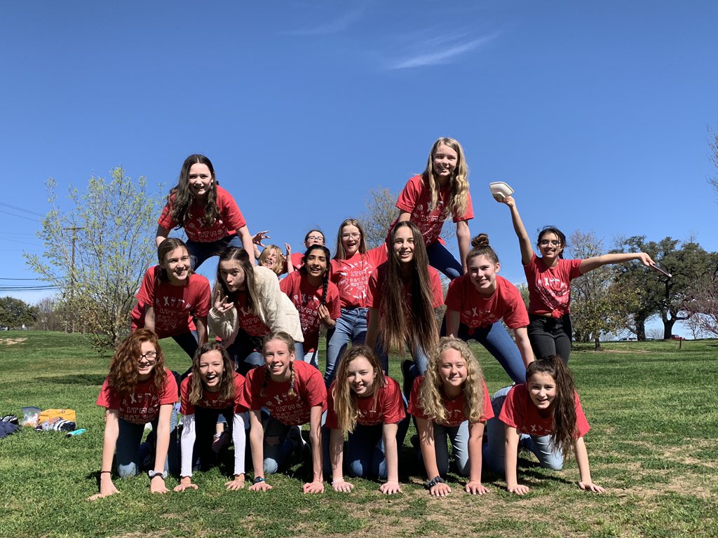 LTMSchoir's tweet photo. Varsity Girls Choir serving up fun!!!  @LakeTravisMS #LTMSDOS2019 https://t.co/ueOzlDWEMc