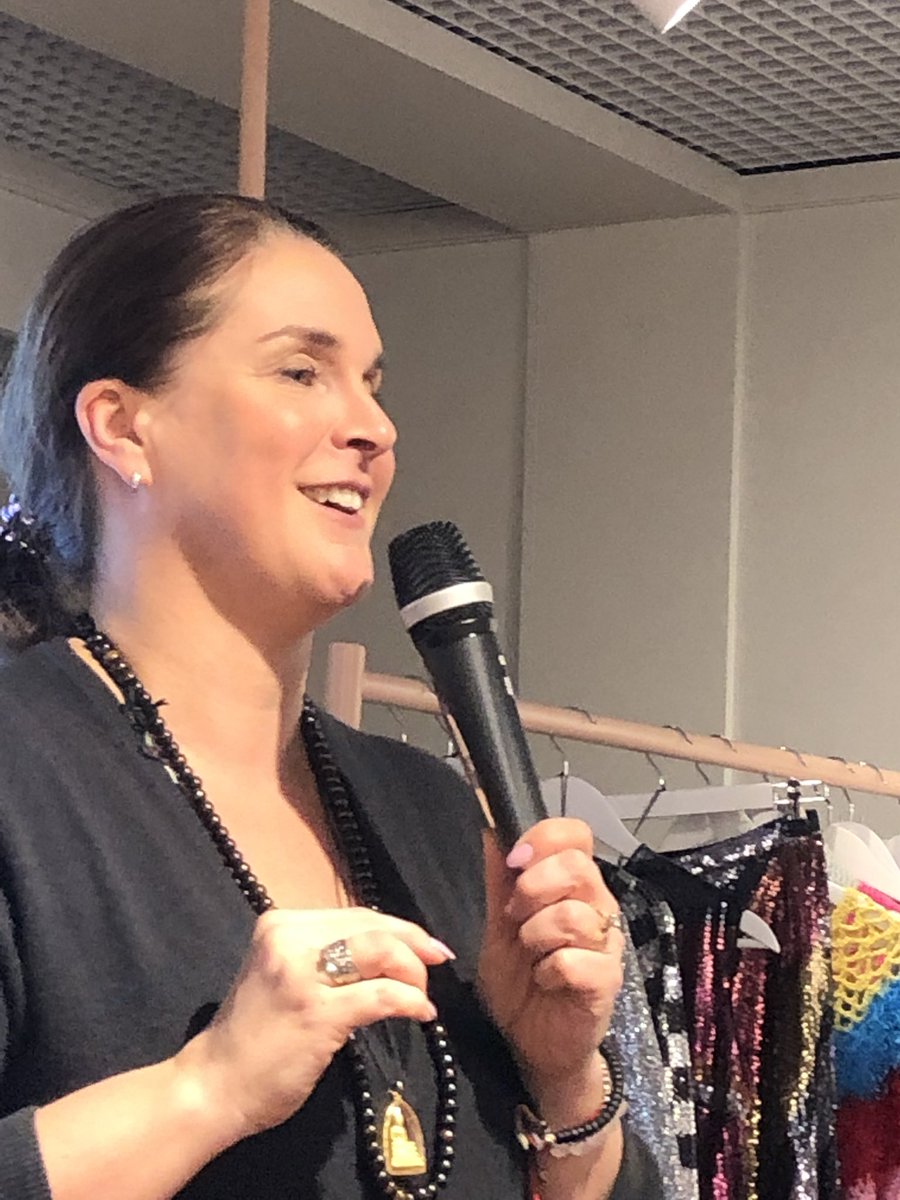 Tuulitoivainen's tweet photo. "Itseluottamus on mielen komponentti, joka kehittyy" rohkaisee @IlonaRauhala vaikuttajia #InfluencerAcademy @a_sisaltostudio https://t.co/uCkqhbeAAm