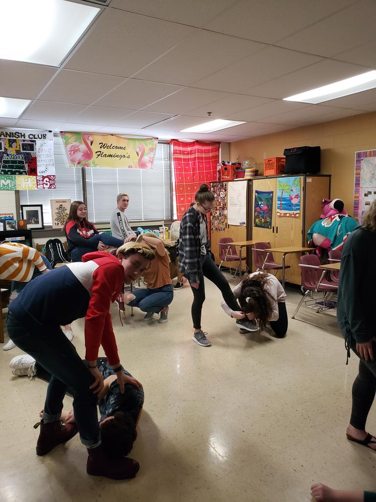loefflerbell's tweet photo. #CAPP312 students reviewing body parts #brainbreak #superfun #juevesconjuegos #thegymnastswon @MHSIrvine @MuskegoNorwaySc https://t.co/dvy78wBwAz
