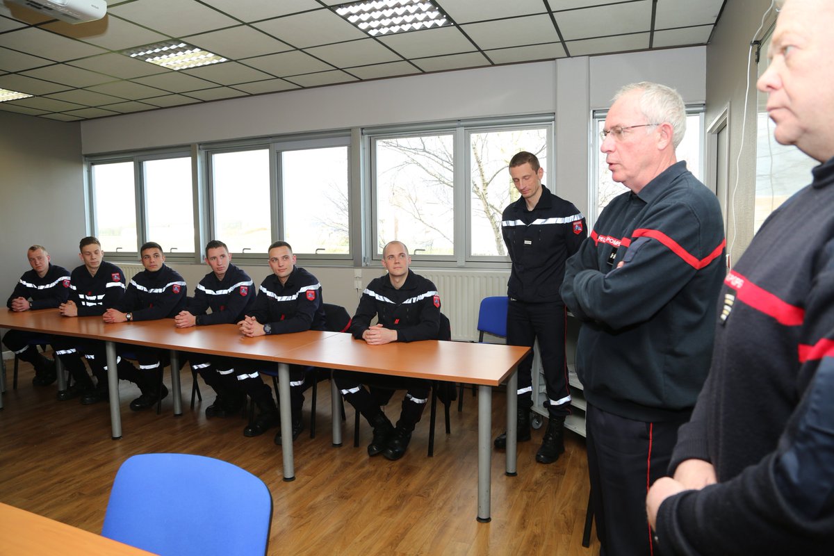 SDIS62's tweet photo. Après 10 semaines de formation pour les 15 nouvelles recrues de la Formation d'Intégration SPP 2019-01, le Cgl @RIGAUDphil, DDSIS 62, est allé clôturer cette formation. Il leur a indiqué qu'il était "fier de leur comportement exemplaire et qu'ils étaient le futur du SDIS62." https://t.co/4ajvxeHhoc