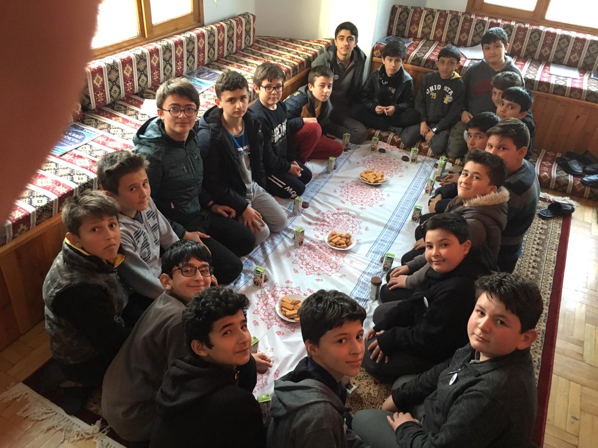 Haftalık sohbetimizi bu hafta İlçe Temsilciliğimizde gençlerimizle okuyarak gerçekleştirdik. Okuyan ve öğrenen bir gençlikle geleceğe adım adım ilerliyoruz.