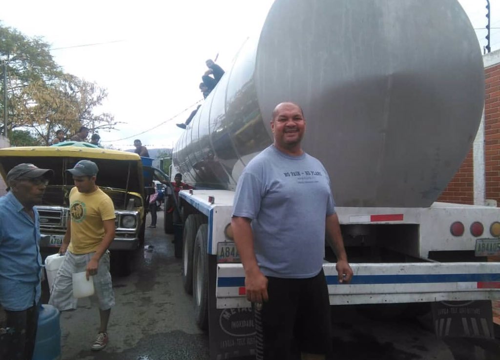 Dessireecastro1's tweet photo. El ex pelotero Juan Querecuto, padre de @JunielQuerecuto y Juan Querecuto Jr . Durante la mañana de hoy donó, agua potable a la comunidad de Bobare, en el estado Lara; Apoyando a las Familias de esa población. Dios bendiga el camino de estas personas ¡excelente gesto! https://t.co/v1f2HOswV9
