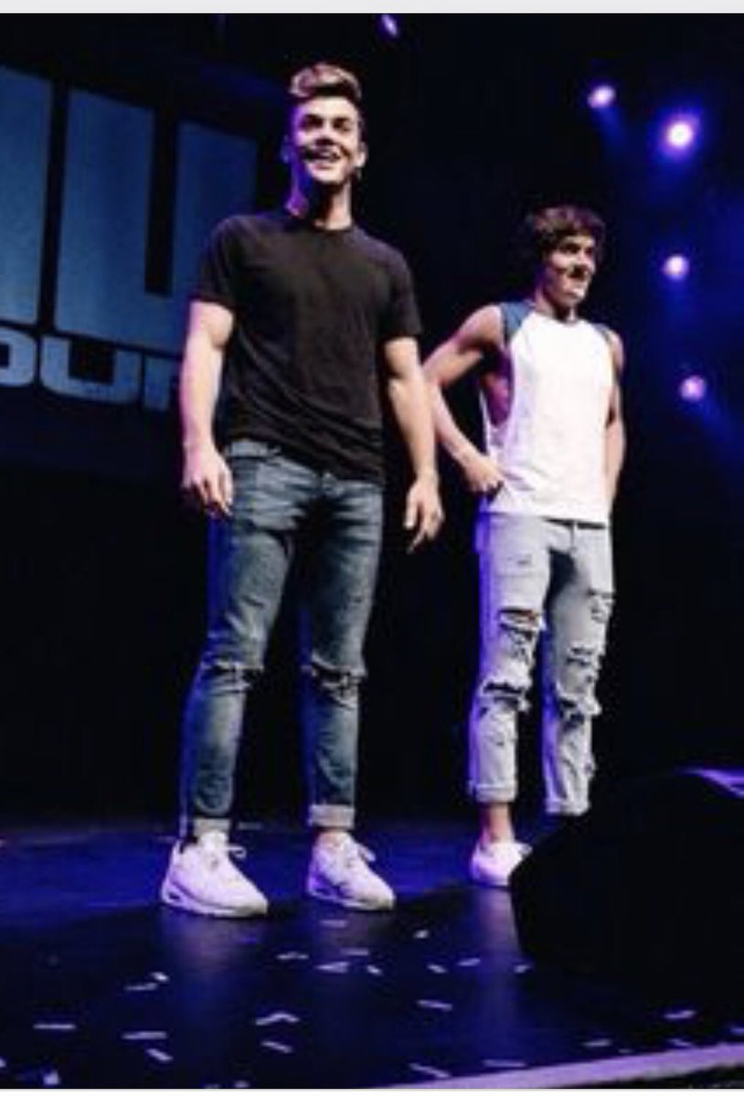 LoveDolansEandG's tweet photo. I hope they go on tour again, I would love to meet them some day β€οΈ#4OUtour #DolanTwins #Ethanand https://t.co/SSv1JCymNS