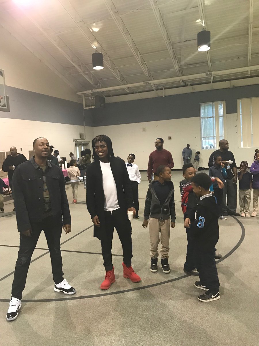 StrawderYvonne's tweet photo. Beta club and basketball students helping out for Dads n Donuts!! #callawayknights ⁦@CallawayKnights⁩ #ccps https://t.co/XmikAklhYW