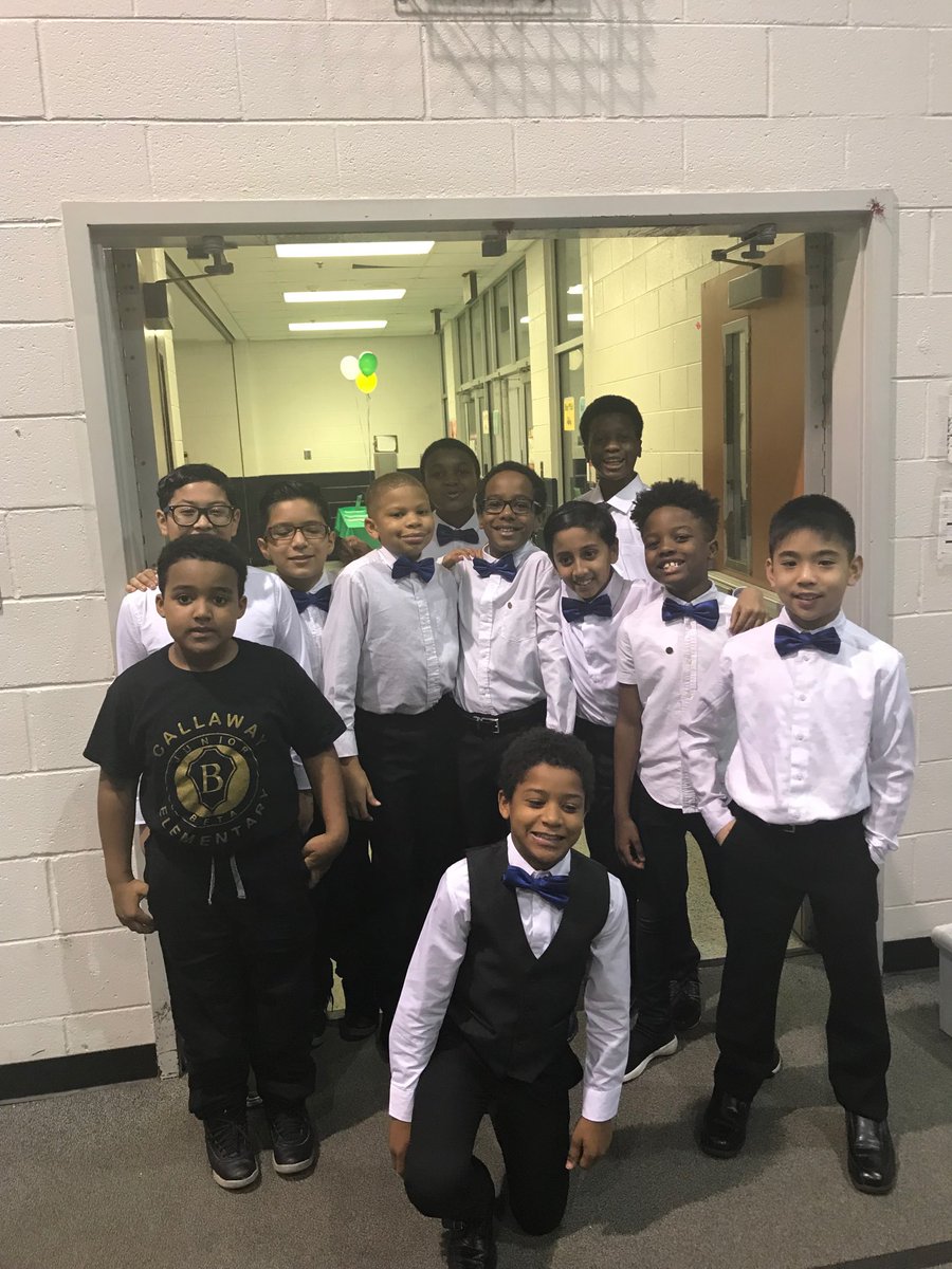 StrawderYvonne's tweet photo. Beta club and basketball students helping out for Dads n Donuts!! #callawayknights ⁦@CallawayKnights⁩ #ccps https://t.co/XmikAklhYW