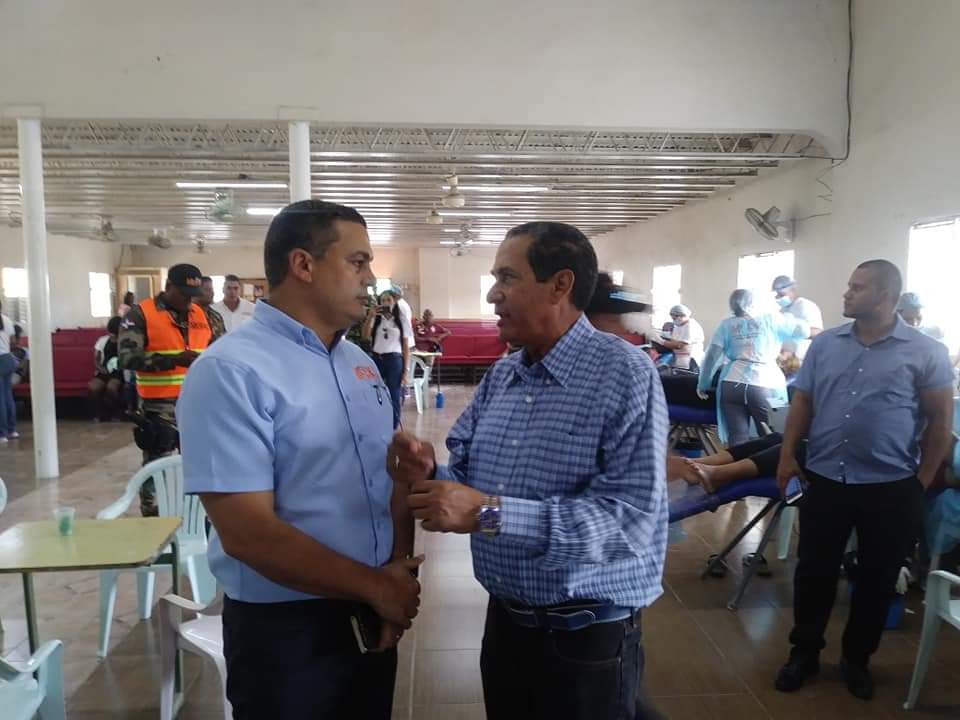 El Dr. Teodoro Ursino Reyes, Gobernador Civil de La Romana en compañia del #IngDouglasBorrel asistente del Ministro #IngGonzaloCastillo, supervisando los operativos medicos que se están realizando de manera simultánea en la Provincia de La Romana por disposición del Pte.